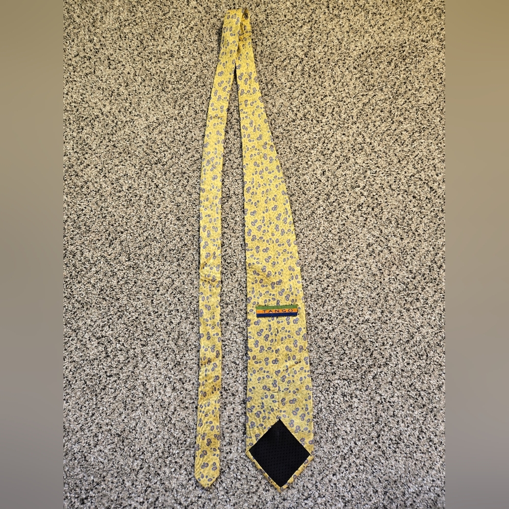 Vintage TANGO Yellow 100% SILK Tie w/ Blue Flowers Mens EUC - Picture 2 of 7